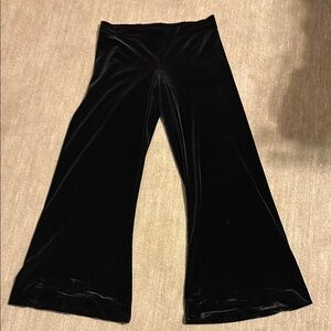 Veronica M. Black Womens Velvet Bottoms